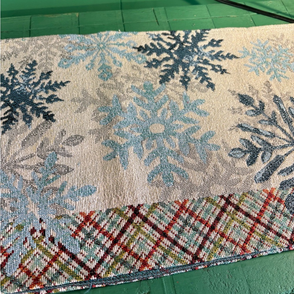 Snowflake Pattern Table Runner - Picture 4 of 13